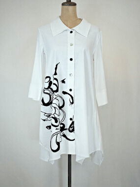 NWT Sassy BOUTIQUE #13450 White w/Black Pattern Button Down Tunic #0216 SMALL